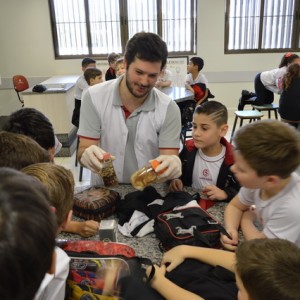 AULA NO LABORATÓRIO SOBRE ANIMAIS VERTEBRADOS E INVERTEBRADOS