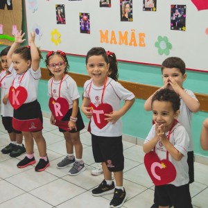 EDUCAÇÃO INFANTIL: SINGELOS GESTOS E SORRISOS, ORAÇÕES E BENÇÃOS - DIA DAS MÃES 2024