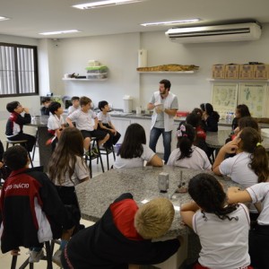 AULA NO LABORATÓRIO SOBRE ANIMAIS VERTEBRADOS E INVERTEBRADOS