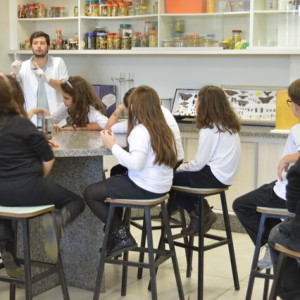 AULA NO LABORATÓRIO SOBRE ANIMAIS VERTEBRADOS E INVERTEBRADOS