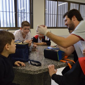 AULA NO LABORATÓRIO SOBRE ANIMAIS VERTEBRADOS E INVERTEBRADOS