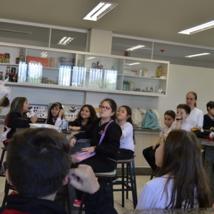 AULA NO LABORATÓRIO SOBRE ANIMAIS VERTEBRADOS E INVERTEBRADOS