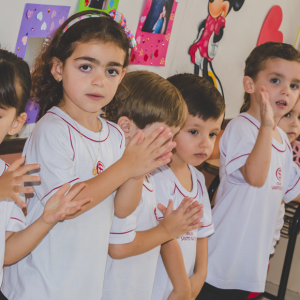 EDUCAÇÃO INFANTIL: SINGELOS GESTOS E SORRISOS, ORAÇÕES E BENÇÃOS - DIA DAS MÃES 2024