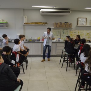 AULA NO LABORATÓRIO SOBRE ANIMAIS VERTEBRADOS E INVERTEBRADOS