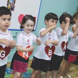 EDUCAÇÃO INFANTIL: SINGELOS GESTOS E SORRISOS, ORAÇÕES E BENÇÃOS - DIA DAS MÃES 2024