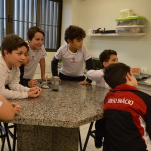 AULA NO LABORATÓRIO SOBRE ANIMAIS VERTEBRADOS E INVERTEBRADOS