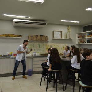 AULA NO LABORATÓRIO SOBRE ANIMAIS VERTEBRADOS E INVERTEBRADOS