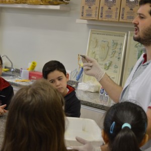 AULA NO LABORATÓRIO SOBRE ANIMAIS VERTEBRADOS E INVERTEBRADOS