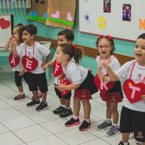 EDUCAÇÃO INFANTIL: SINGELOS GESTOS E SORRISOS, ORAÇÕES E BENÇÃOS - DIA DAS MÃES 2024