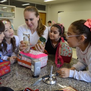 AULA NO LABORATÓRIO SOBRE ANIMAIS VERTEBRADOS E INVERTEBRADOS