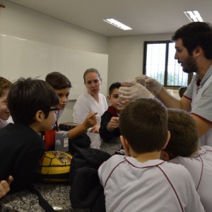 AULA NO LABORATÓRIO SOBRE ANIMAIS VERTEBRADOS E INVERTEBRADOS