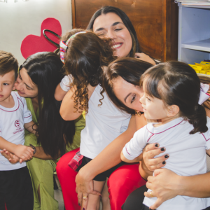 EDUCAÇÃO INFANTIL: SINGELOS GESTOS E SORRISOS, ORAÇÕES E BENÇÃOS - DIA DAS MÃES 2024