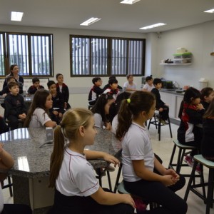 AULA NO LABORATÓRIO SOBRE ANIMAIS VERTEBRADOS E INVERTEBRADOS