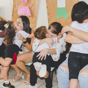 EDUCAÇÃO INFANTIL: SINGELOS GESTOS E SORRISOS, ORAÇÕES E BENÇÃOS - DIA DAS MÃES 2024