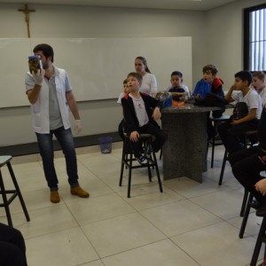 AULA NO LABORATÓRIO SOBRE ANIMAIS VERTEBRADOS E INVERTEBRADOS