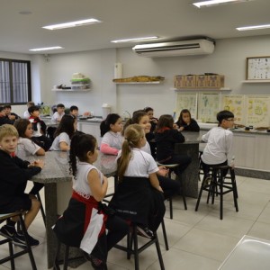 AULA NO LABORATÓRIO SOBRE ANIMAIS VERTEBRADOS E INVERTEBRADOS