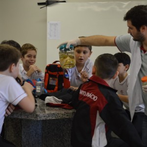 AULA NO LABORATÓRIO SOBRE ANIMAIS VERTEBRADOS E INVERTEBRADOS