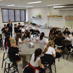 AULA NO LABORATÓRIO SOBRE ANIMAIS VERTEBRADOS E INVERTEBRADOS