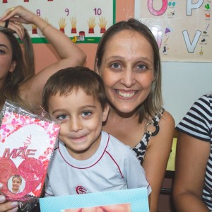 EDUCAÇÃO INFANTIL: SINGELOS GESTOS E SORRISOS, ORAÇÕES E BENÇÃOS - DIA DAS MÃES 2024