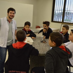 AULA NO LABORATÓRIO SOBRE ANIMAIS VERTEBRADOS E INVERTEBRADOS