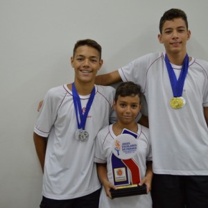 ATLETAS DA NATAÇÃO NOS JOGOS ESCOLARES DO PARANÁ