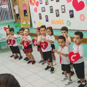 EDUCAÇÃO INFANTIL: SINGELOS GESTOS E SORRISOS, ORAÇÕES E BENÇÃOS - DIA DAS MÃES 2024