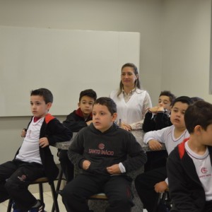 AULA NO LABORATÓRIO SOBRE ANIMAIS VERTEBRADOS E INVERTEBRADOS