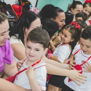 EDUCAÇÃO INFANTIL: SINGELOS GESTOS E SORRISOS, ORAÇÕES E BENÇÃOS - DIA DAS MÃES 2024