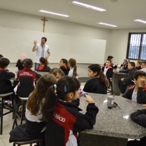 AULA NO LABORATÓRIO SOBRE ANIMAIS VERTEBRADOS E INVERTEBRADOS