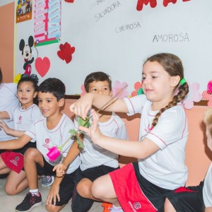 EDUCAÇÃO INFANTIL: SINGELOS GESTOS E SORRISOS, ORAÇÕES E BENÇÃOS - DIA DAS MÃES 2024