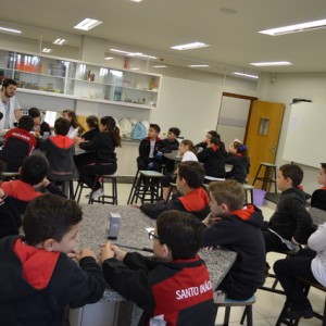 AULA NO LABORATÓRIO SOBRE ANIMAIS VERTEBRADOS E INVERTEBRADOS