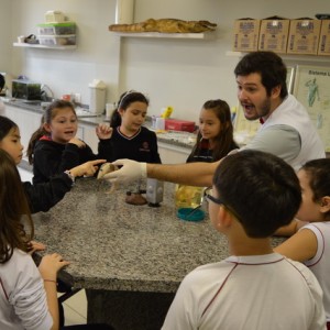 AULA NO LABORATÓRIO SOBRE ANIMAIS VERTEBRADOS E INVERTEBRADOS