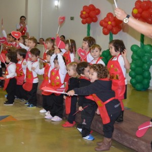 HOMENAGEM DA EDUCAÇÃO INFANTIL ÀS MÃES